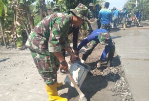 Panas Terik Tak menyurutkan Semangat Sertu Slamet Dukung TMMD