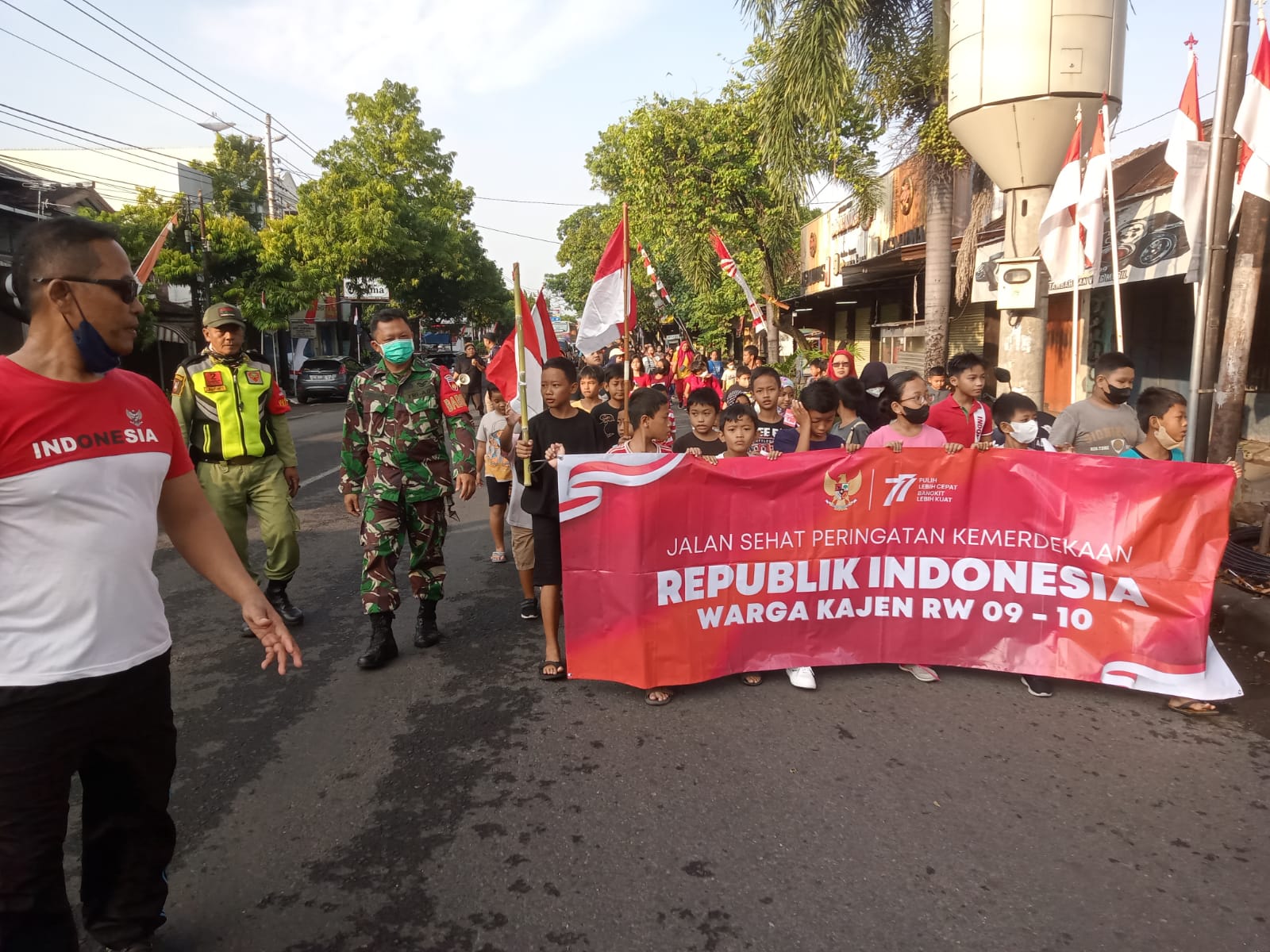 Partisipasi Babinsa Danukusuman Pengamanan Gerak Jalan Sehat Di Wilayahnya.