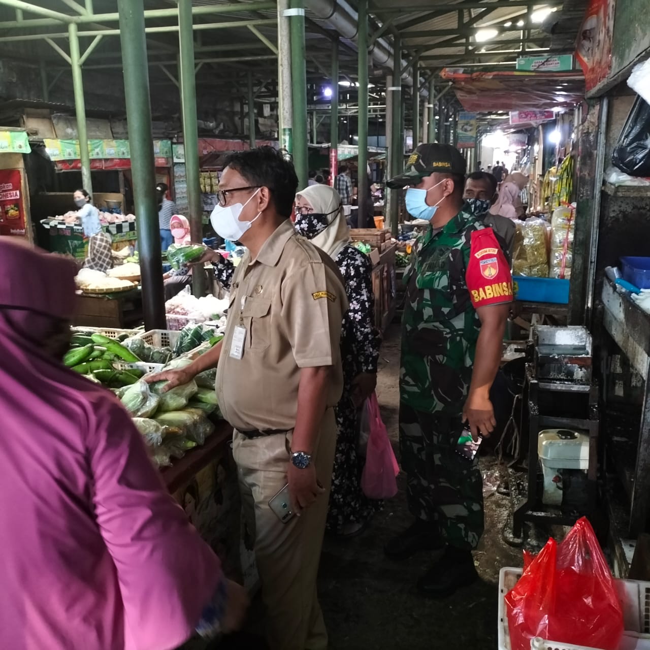 Pedagang Pasar Harjodaksino Jadi Sasaran Komsos & PPKM Babinsa Danukusuman