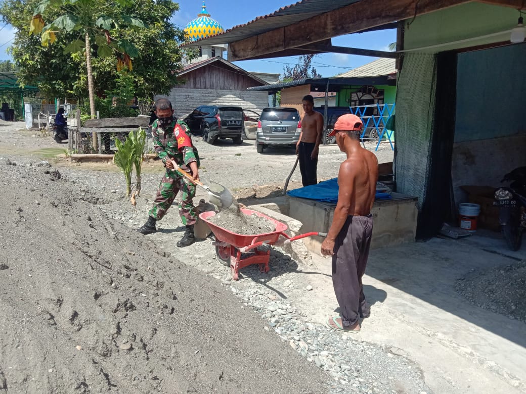 Peduli Kesulitan Warga, Babinsa Koramil 01/Sungai Mas Singsingkan Lengan Baju Bantu Pengecoran Rumah Warga