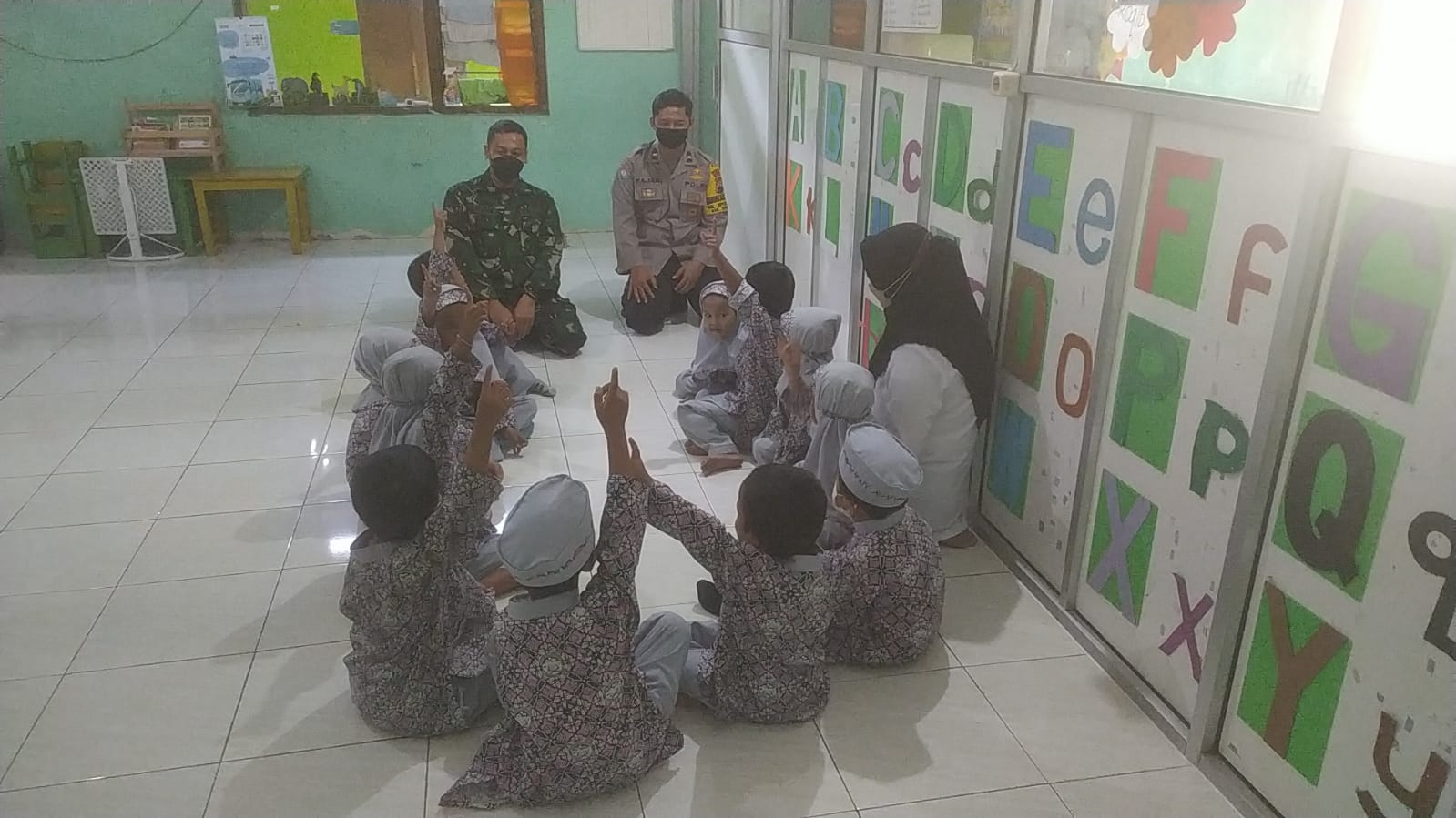 Peduli Pendidikan Anak Sejak Dini Babinsa Lakukan Komsos Dengan Siswa-Siswi TK