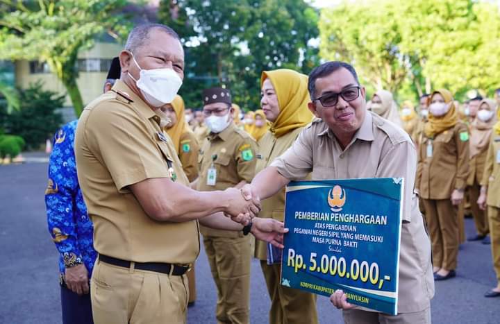 Pemkab Muba Beri Bahan Baju KORPRI ke ASN