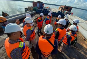 Pertama di Kalimantan, PLN Bangun Tower Transmisi di Laut