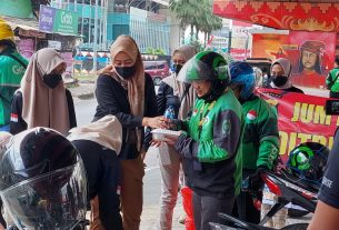 Bagikan Nasi kotak Puluhan Tukang Ojek Menyerbu Polwan