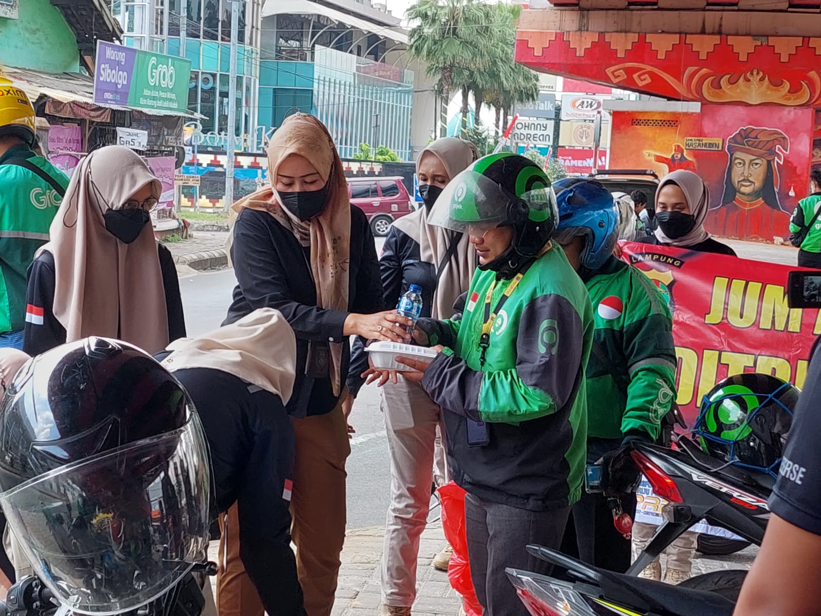 Bagikan Nasi kotak Puluhan Tukang Ojek Menyerbu Polwan