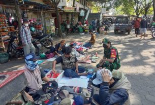 Ramah Dan Sopan, Sertu Maryanto Berikan Himbauan Prokes di Pasar Klitikan Notoharjo