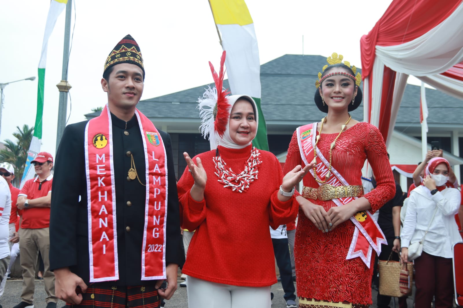 Riana Sari Arinal Serahkan Trophy Juara Kirab Marching Band dan Pelajar Dalam Rangka Memeriahkan HUT RI ke-77 Tahun 2022
