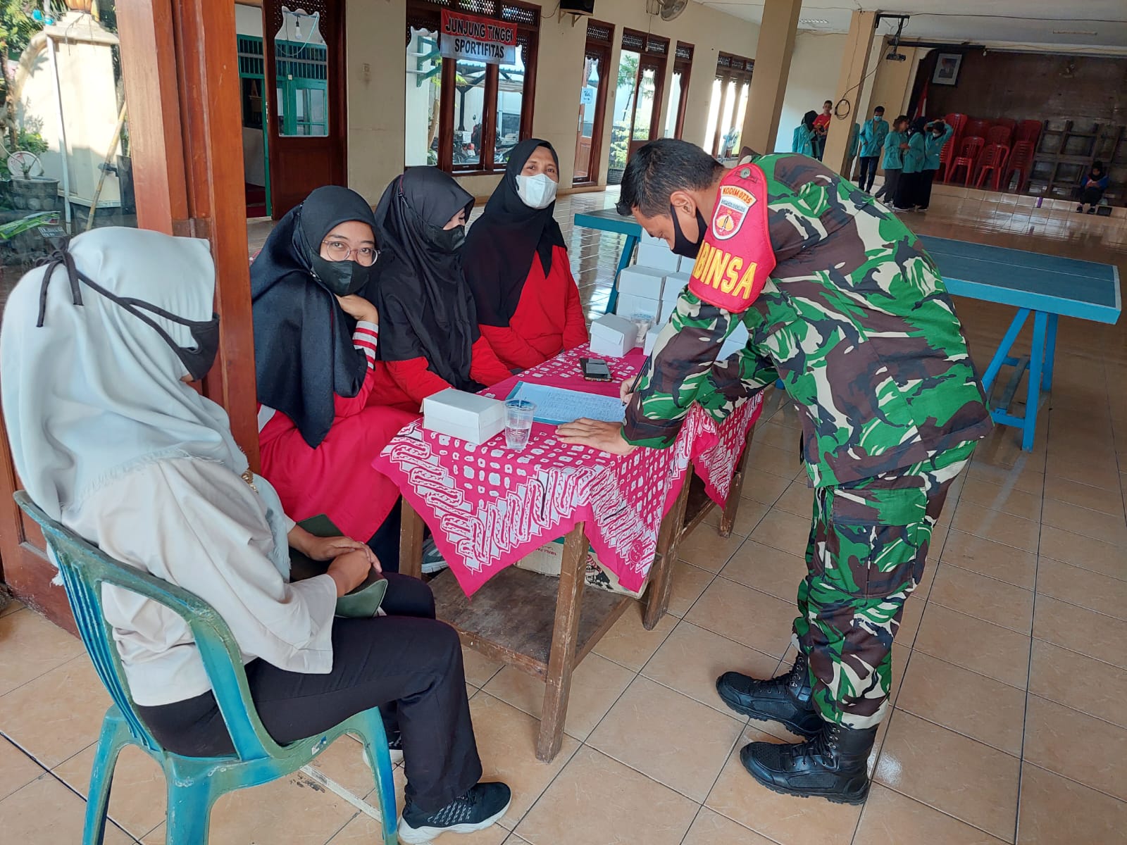 Sambut HUT RI ke-77, Babinsa Kelurahan Joyotakan, Hadiri Opening Lomba Tenis Meja