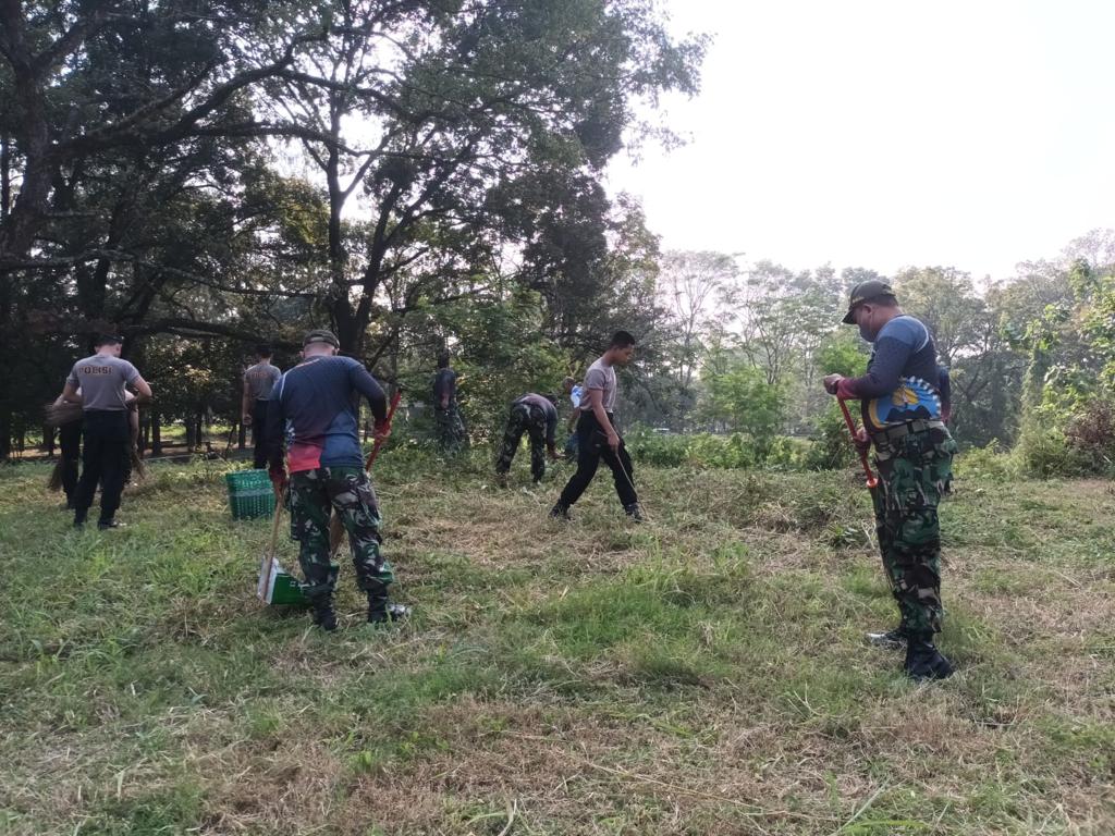 Sambut HUT RI ke-77, Kodim 0735/Surakarta Gelar Kerja Bakti di TMP Kusuma Bakti Jurug