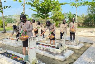 Sambut Hari Jadi ke-74, Polwan Polres Tulang Tabur Bunga