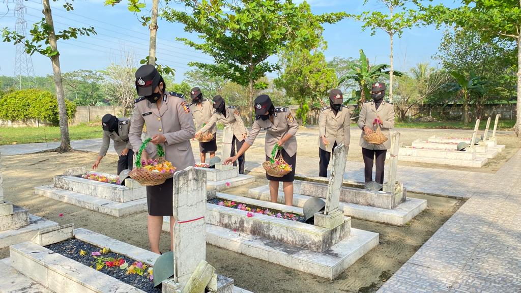 Sambut Hari Jadi ke-74, Polwan Polres Tulang Tabur Bunga