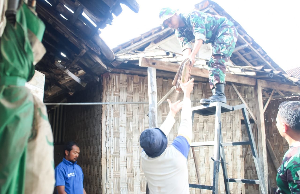 Sambut Hari Kemerdekaan RI ke- 77, Kodim Bojonegoro Bedah Rumah Warga