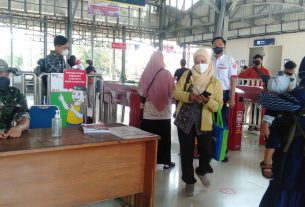 Sasar Stasiun Purwosari, Sertu Murdianto Himbau Pengunjung Dan Penumpang Patuhi Prokes