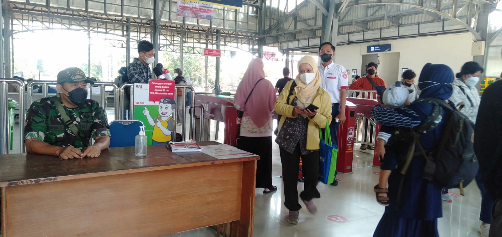 Sasar Stasiun Purwosari, Sertu Murdianto Himbau Pengunjung Dan Penumpang Patuhi Prokes