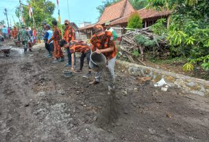 Satgas TMMD Kedatangan Pemuda Pancasila di Lokasi Pengecoran