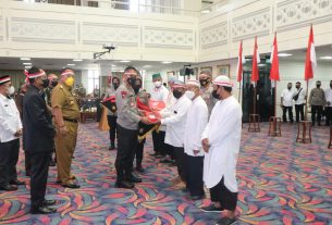 Sebanyak 51 Orang Mantan Anggota Khilafatul Muslimin se-Provinsi Lampung Melakukan Ikrar Setia Kepada NKRI Dihadapan Gubernur dan Forkopimda Provinsi Lampung