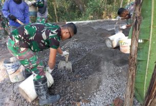Sejumlah TNI Satgas Belajar Ilmu Bangunan di Lokasi TMMD Reg ke 114