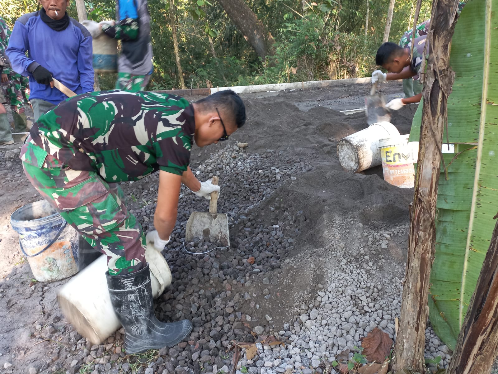 Sejumlah TNI Satgas Belajar Ilmu Bangunan di Lokasi TMMD Reg ke 114