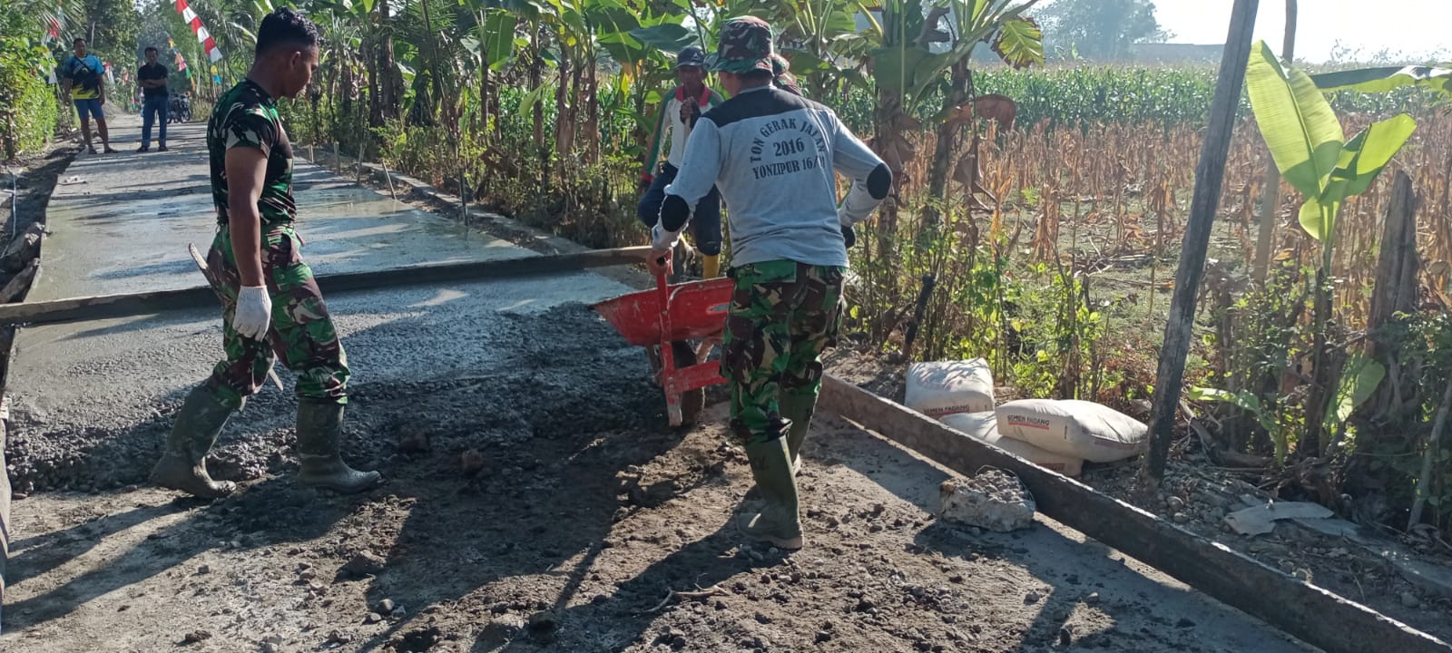 Semangat Satgas TMMD Menjadi Contoh Untuk Warga Bekerja