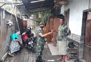 Sembari Membagian Masker, Serka Giminanto Himbau Warga Patuhi Prokes