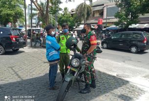 Serda Catur Komsos dengan Warga Selipkan Pesan Jaga Kamtibmas