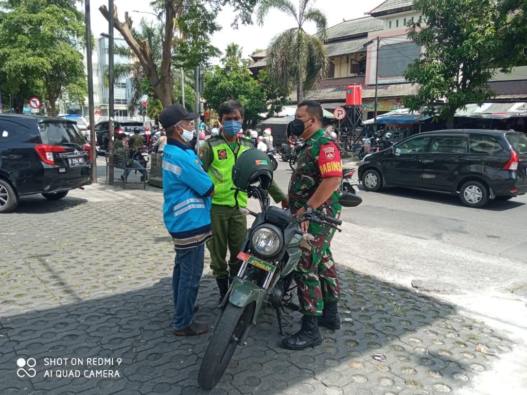 Serda Catur Komsos dengan Warga Selipkan Pesan Jaga Kamtibmas