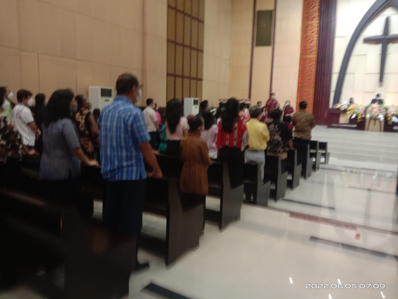 Sertu E Lau We Amankan Ibadah Minggu Pagi di Gereja Binaan