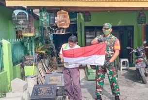 Sigap, Babinsa Sertu Toto Susilo Turunkan Bendera Merah Putih Yang Kusam Dan Mengantinya Dengan Yang Baru