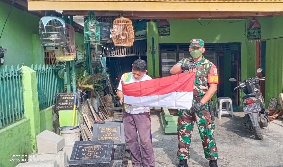 Sigap, Babinsa Sertu Toto Susilo Turunkan Bendera Merah Putih Yang Kusam Dan Mengantinya Dengan Yang Baru