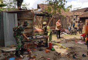 Sigap..!! Sertu Munawar Bahu-membahu Bersama Warga Bantu Evakuasi Rumah Roboh di Wilayah Binaan