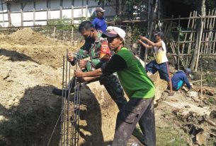 Sinergi TNI Bersama Rakyat, Babinsa Gotong Royong Bangun Pondasi Rumah Warga