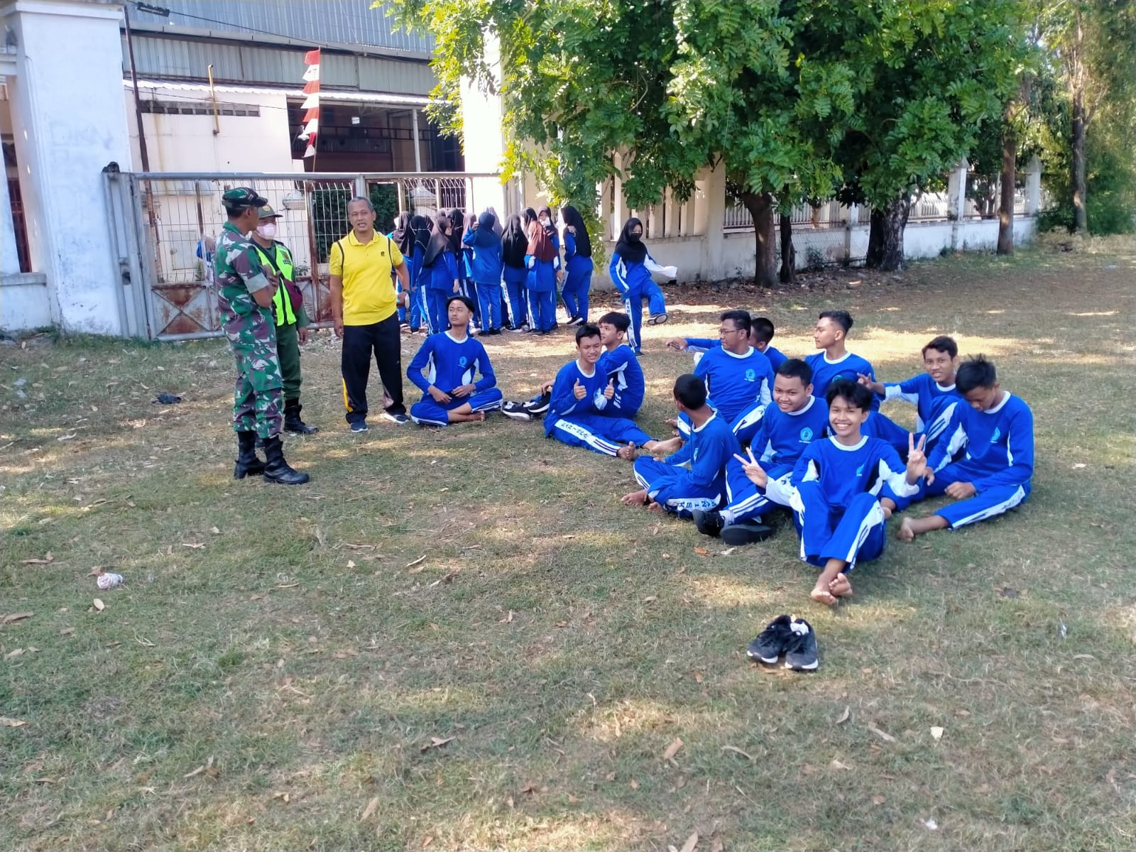 Siswa MAN 1 Surakarta Berolahraga, Serka M Nasirin Berikan Arahan Dan Himbauan Prokes