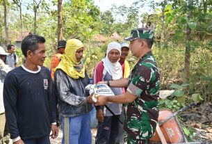 Dandim 0726/Sukoharjo Tinjau Sasaran Fisik dan Non Fisik TMMD di Desa Jangglengan berikan batuan Beras dan Susu