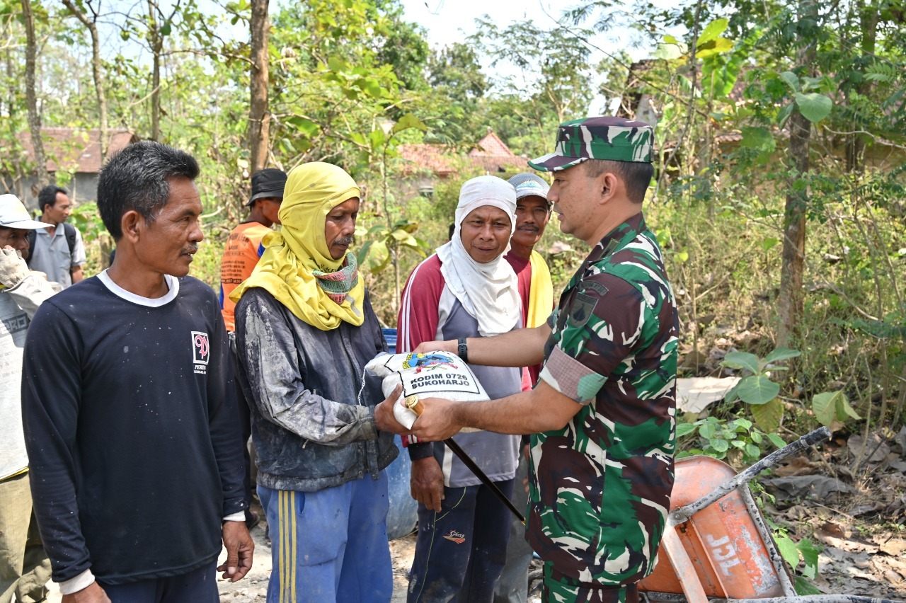 Dandim 0726/Sukoharjo Tinjau Sasaran Fisik dan Non Fisik TMMD di Desa Jangglengan berikan batuan Beras dan Susu