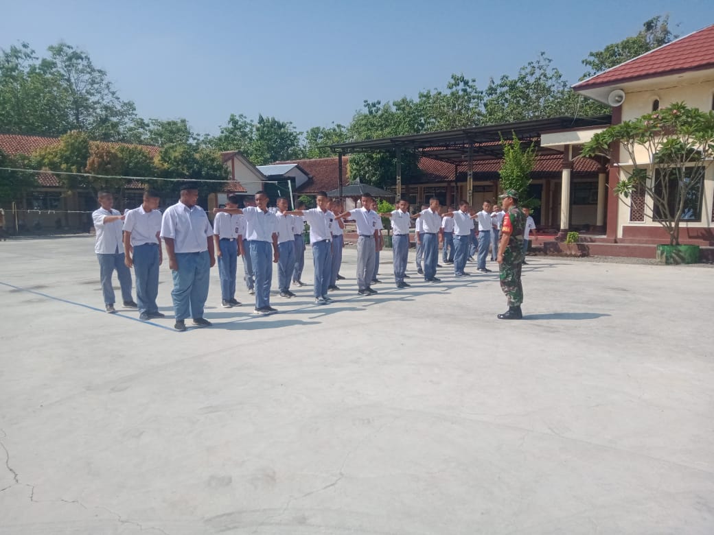 Tanamkan Kedisiplinan dan Membentuk Mental Siswa Sejak Dini, Babinsa Berikan Pelatihan PBB di Sekolah