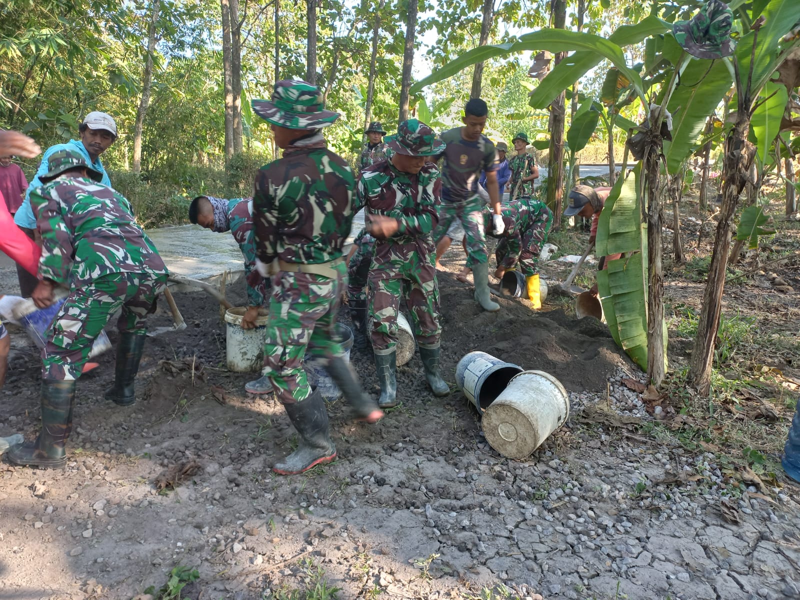 Tanggal Merah, Warga Bersama Satgas TMMD Reguler ke 114 Tetap Semangat Kerja