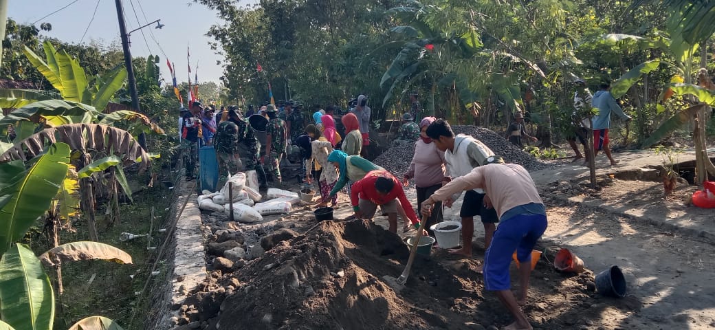 Tanpa Dikomandoi Warga Semangat Gotong Royong