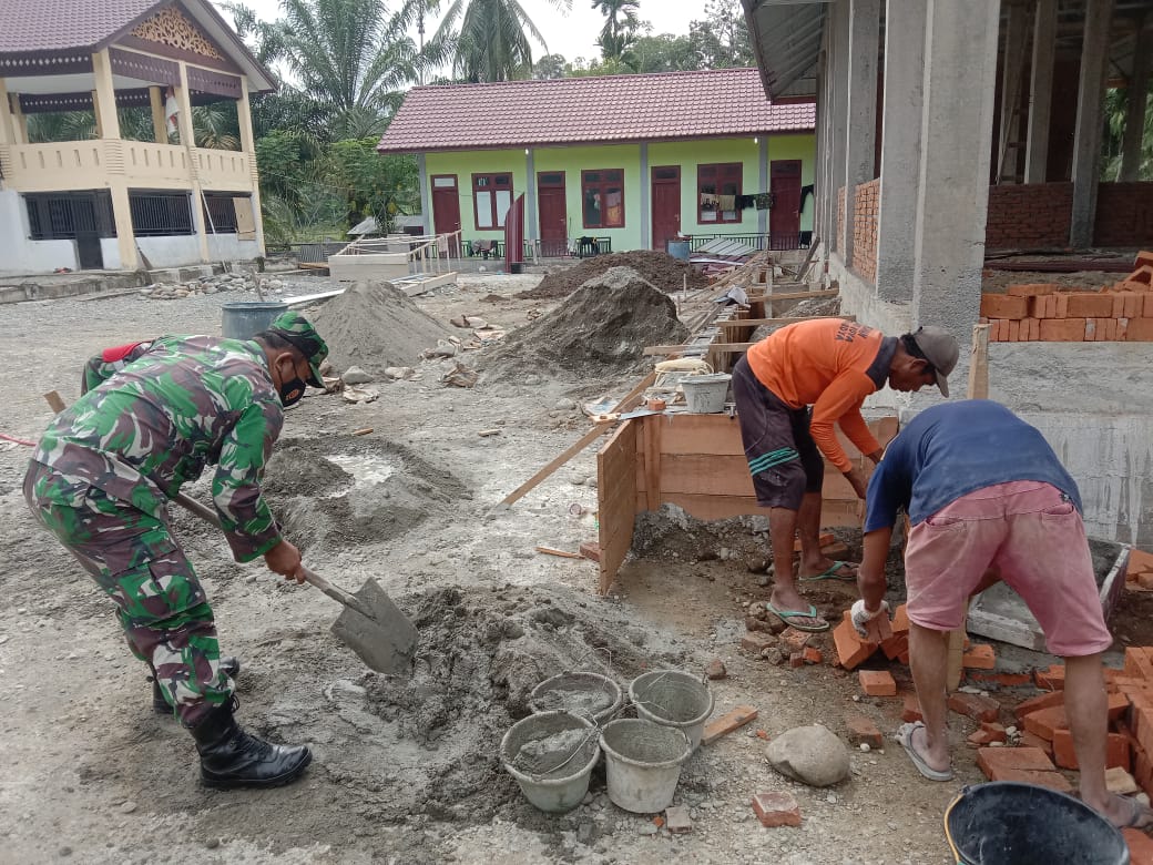 Tanpa Pamrih, Koptu Edy Purwoto Bantu Pengecoran Teras Pesantren Miftahul Jannah