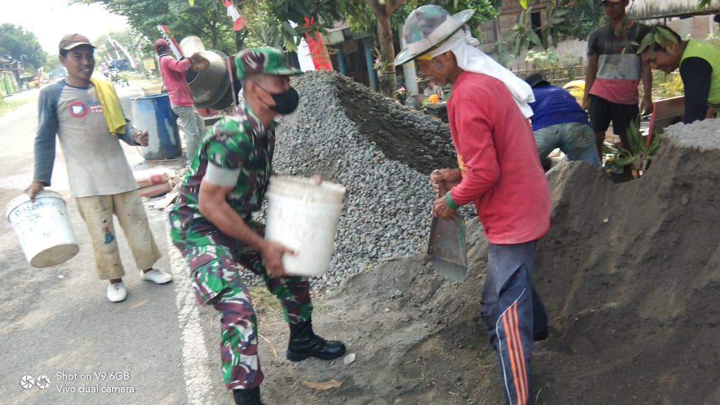 Terlihat Kompak, Babinsa dan Warga Gotong Royong Cor Jalan