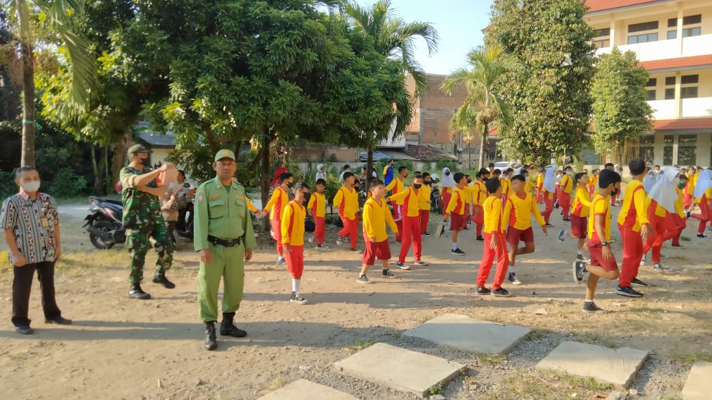 Tingkatkan Imun Tubuh Babinsa , dan Linmas Kratonan Senam Di SD N Kemasan 2