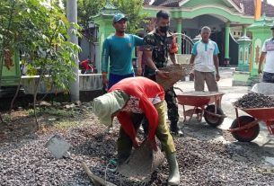 Tumbuhkan Jiwa Gotong Royong, Babinsa Bantu Warga Cor Pondasi Masjid