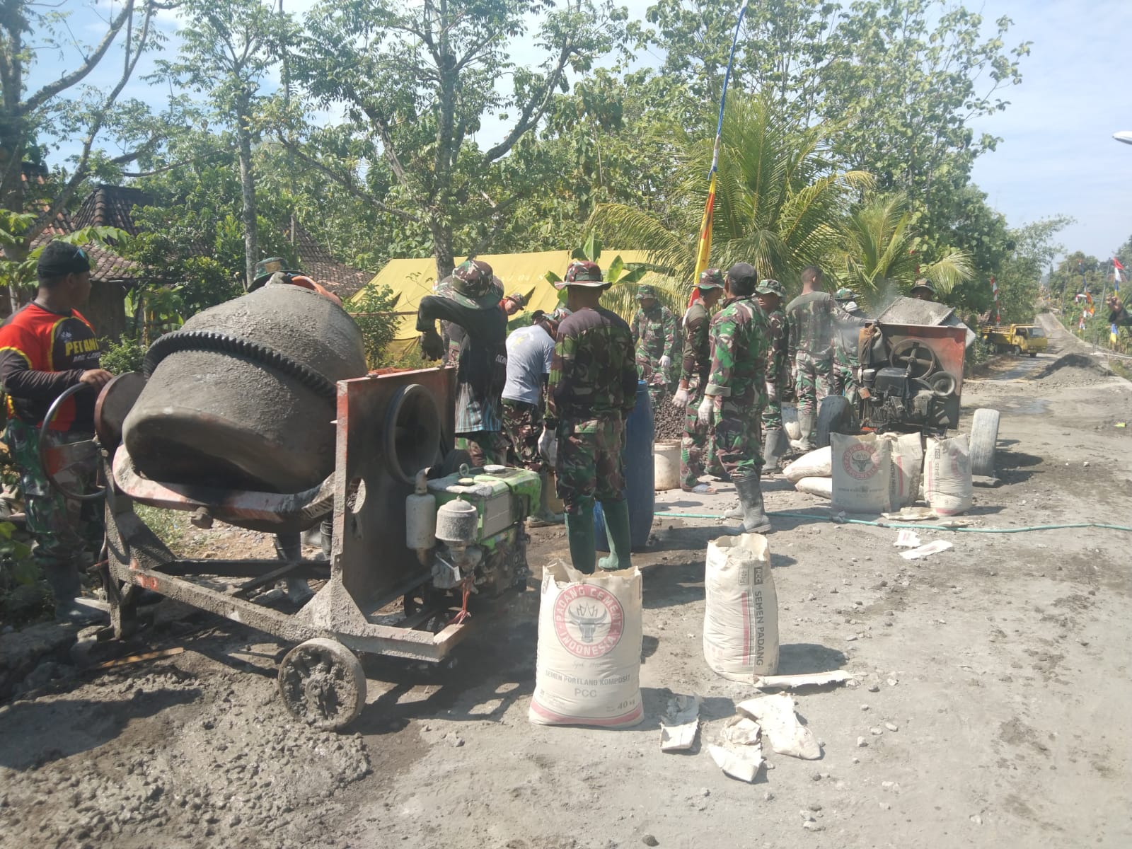 Waktu Terus Berkurang TNI Dan WArga Jerukan Tancap Gas