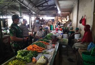 Walau covid level 1 babinsa tetap Cek Prokes di Pasar Harjodaksino