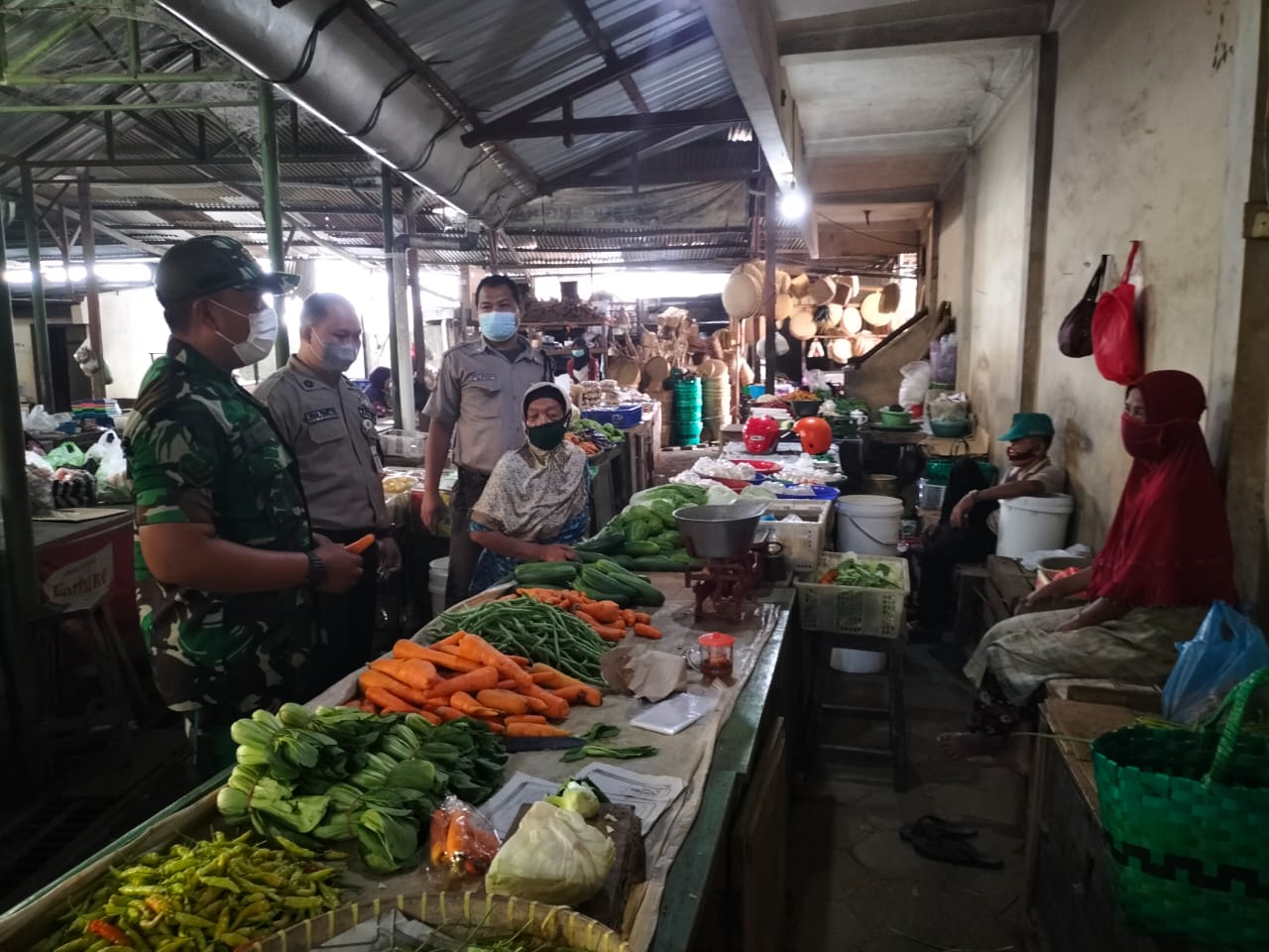 Walau covid level 1 babinsa tetap Cek Prokes di Pasar Harjodaksino