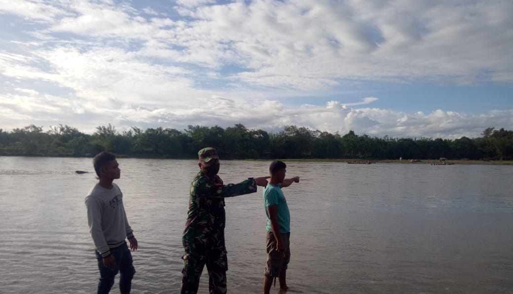 Waspada Banjir, Babinsa 05/PC Bersama Warga Pantau Sungai Krueng Meureubo Sebagai Langkah Mitigasi Bencana