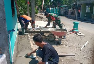 Wujud Bakti TNI, Babinsa Kadipiro Bantu Memasang Keramik Rumah Milik Warga