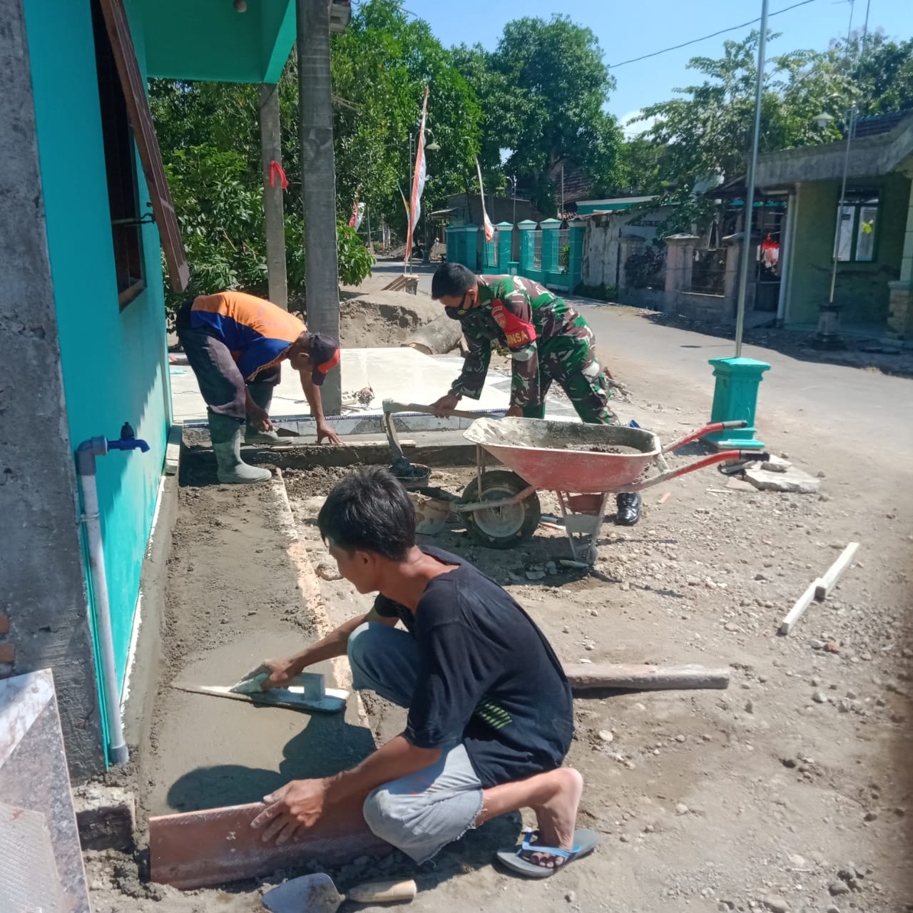 Wujud Bakti TNI, Babinsa Kadipiro Bantu Memasang Keramik Rumah Milik Warga