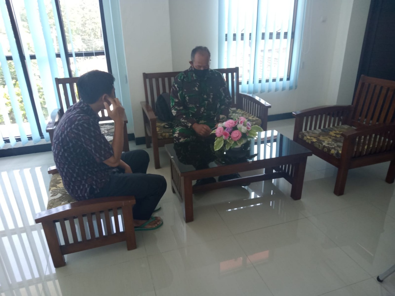 Wujud Komsos, Danramil Karangmalang Kunjungi Kantor Puskesmas Karangmalang