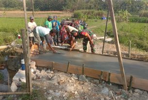 Wujud nyata Babinsa bantu Warga Perbaiki Gorong- Gorong Jalan Penghubung Antar Kampung