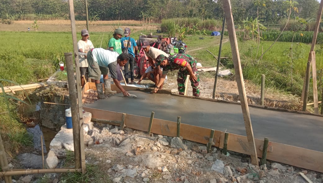 Wujud nyata Babinsa bantu Warga Perbaiki Gorong- Gorong Jalan Penghubung Antar Kampung